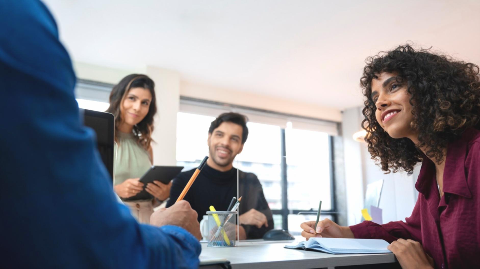 Séance de travail sur l'analyse financière avec documents comptables