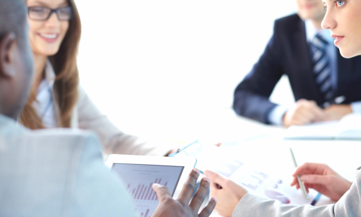 Session d'analyse financière approfondie avec documents et calculateurs